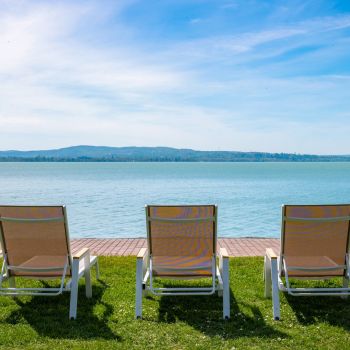 Közvetlen vízpart, balatoni panoráma és felejthetetlen nyári élmények várják a vendégeket a Club Tihany Resort strandján.