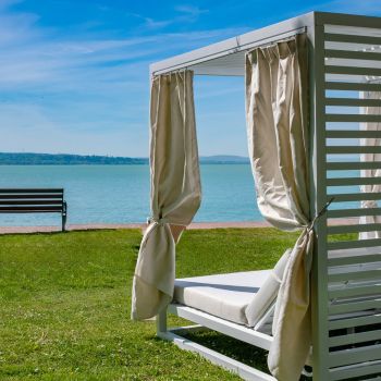 Élvezze a balatoni strandolás élményét a Club Tihany Resort saját vízpartján, ahol a pihenés, a sport és a kikapcsolódás tökéletesen találkozik.