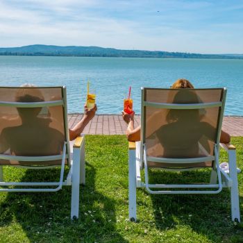 Közvetlen vízpart, balatoni panoráma és felejthetetlen nyári élmények várják a vendégeket a Club Tihany Resort strandján.