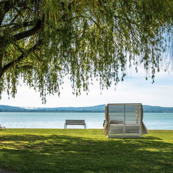 Élvezze a balatoni strandolás élményét a Club Tihany Resort saját vízpartján, ahol a pihenés, a sport és a kikapcsolódás tökéletesen találkozik.