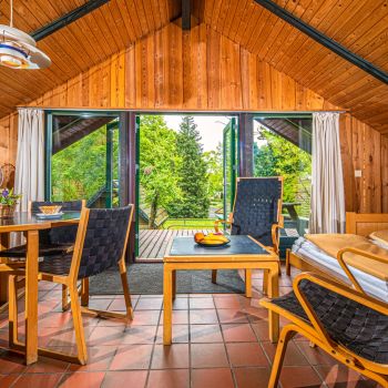 A Kalmár Bungalow kényelmes, természetközeli szálláslehetőséget kínál a Club Tihany Resort területén, tökéletes választás a nyugodt balatoni kikapcsolódáshoz.