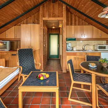 A Kalmár Bungalow kényelmes, természetközeli szálláslehetőséget kínál a Club Tihany Resort területén, tökéletes választás a nyugodt balatoni kikapcsolódáshoz.