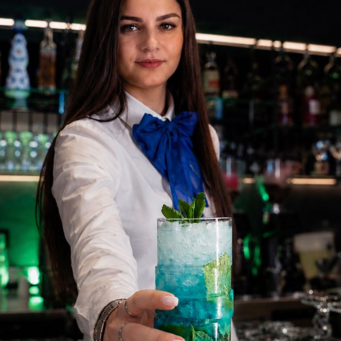 Építs karriert pincérnőként a Club Tihany Resort csapatában, ahol szakmai fejlődés, támogató közösség és inspiráló munkakörnyezet vár.