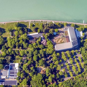 A Club Tihany Resort a Balaton partján várja vendégeit kényelmes szállásokkal, változatos programokkal, wellnessélményekkel és páratlan természeti környezettel.