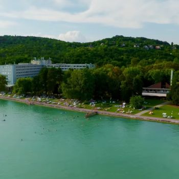 Fedezze fel a Balaton egyik legkülönlegesebb úti célját, ahol a természet közelsége, a kényelmes szállások és a változatos programok felejthetetlen élményeket kínálnak minden évszakban.