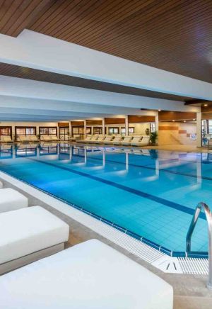 Élvezze az élménymedence kikapcsolódását a Club Tihany Resortban, ahol vízi élmények és wellness feltöltődés várja.