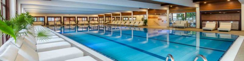 Élvezze az élménymedence kikapcsolódását a Club Tihany Resortban, ahol vízi élmények és wellness feltöltődés várja.