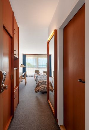 Modern szobabelső, kényelmes berendezés és nyugodt balatoni hangulat várja a vendégeket a Club Tihany Resortban.