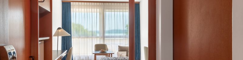 Modern szobabelső, kényelmes berendezés és nyugodt balatoni hangulat várja a vendégeket a Club Tihany Resortban.