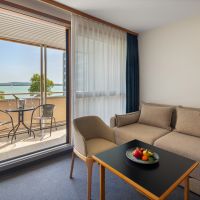 Prémium szobák, modern kényelem és balatoni wellness élmények várják a vendégeket a Club Tihany Resortban.