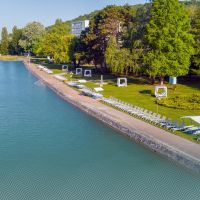 Fedezze fel a Club Tihany Resort élménystrandját, ahol vízi kalandok, aktív kikapcsolódás és balatoni panoráma várja.