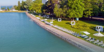 Fedezze fel a Club Tihany Resort élménystrandját, ahol vízi kalandok, aktív kikapcsolódás és balatoni panoráma várja.
