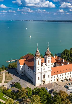 Fedezze fel a tihanyi Bencés Apátságot, a Balaton egyik legismertebb látnivalóját a Club Tihany Resort közelében.