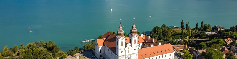 Fedezze fel a tihanyi Bencés Apátságot, a Balaton egyik legismertebb látnivalóját a Club Tihany Resort közelében.