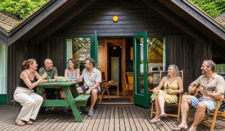Béreljen önálló házat a Club Tihany Resortban, és élvezze a kényelmes balatoni pihenést családjával vagy barátaival.